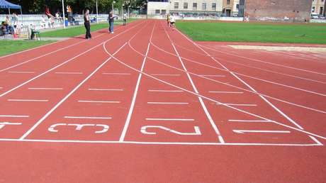 VIDEO: Un camarógrafo 'gana' una carrera de atletismo a los corredores a los que estaba grabando