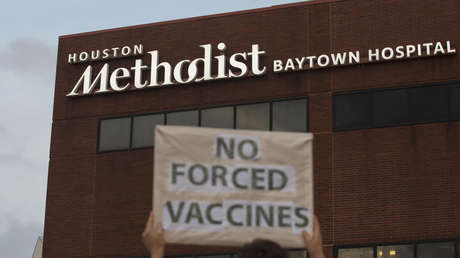 Más de 100 integrantes del personal médico de un hospital en Texas demandan a su directiva por exigirles vacunarse obligatoriamente