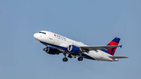 Un avión aterriza de emergencia en EE.UU. después de que un pasajero intentara abrir la puerta en pleno vuelo
