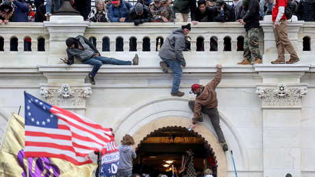 Guardias de prisiones golpean a los arrestados por el asalto al Capitolio de EE.UU. y amenazan a sus familiares, denuncia un abogado
