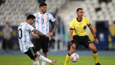 VIDEO: Messi homenajea a Maradona imitando su inmortal celebración tras marcar un alucinante gol de tiro libre