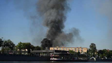 VIDEO: Helicópteros participan en la extinción de un incendio en un almacén de fuegos artificiales en el centro de Moscú