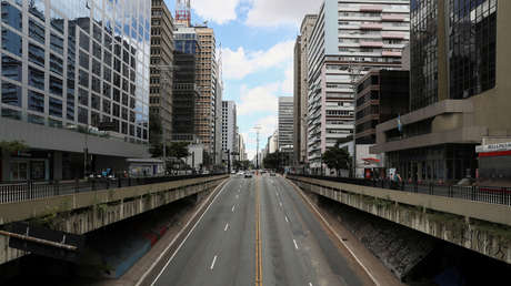 VIDEO: Derraman litros de 'sangre' por la avenida más importante de Sao Paulo en protesta por las más de 500.000 muertes por covid-19 en Brasil