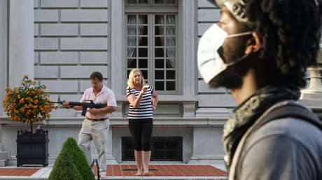La pareja de San Luis que apuntó contra manifestantes de BLM entrega sus armas al estado y compra un nuevo AR-15 dos días después