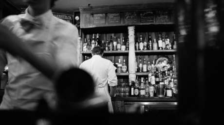 Un barman usa una ingeniosa nota para salvar a dos jóvenes de un acosador y es aclamado como un héroe en la Red