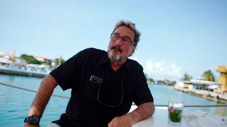 "Si me suicido, no lo hice": Recuerdan antiguos tuits de John McAfee advirtiendo que no será su culpa si muere en la cárcel