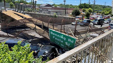 VIDEO: Un puente peatonal se derrumba sobre una autopista en Washington