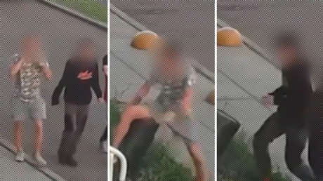 VIDEO: Una papelera 'se venga' de dos adolescentes que la patearon para impresionar a sus amigas