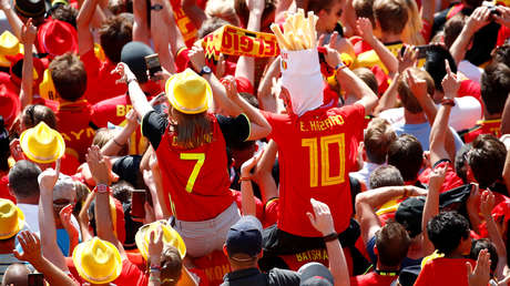 España: La Policía desaloja a unos 60 hinchas de la selección belga que bebían alcohol en un bar de Sevilla