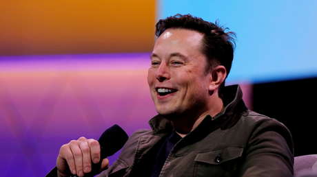 Instalan en Nueva York una estatua de Elon Musk por su cumpleaños, y esta provoca burlas y comparaciones con el fallido busto de Ronaldo