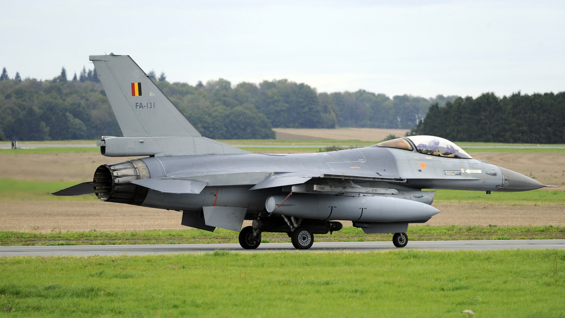 Un avión F-16 choca contra un edificio en una base aérea neerlandesa antes del despegue