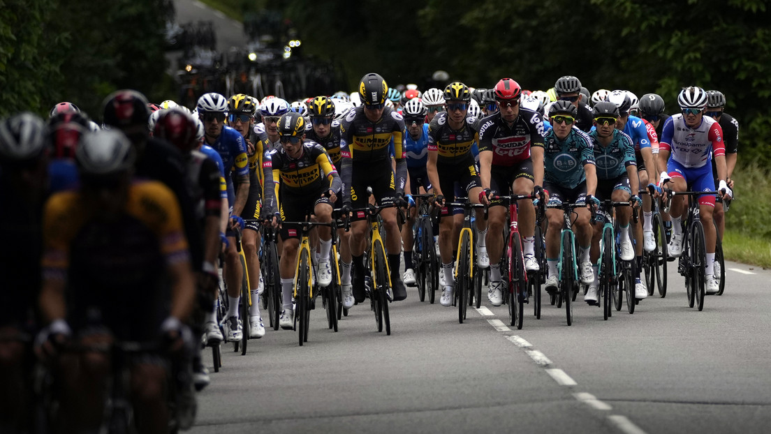 Rompen el silencio sobre los sentimientos de la aficionada que provocó la caída masiva en el Tour de Francia