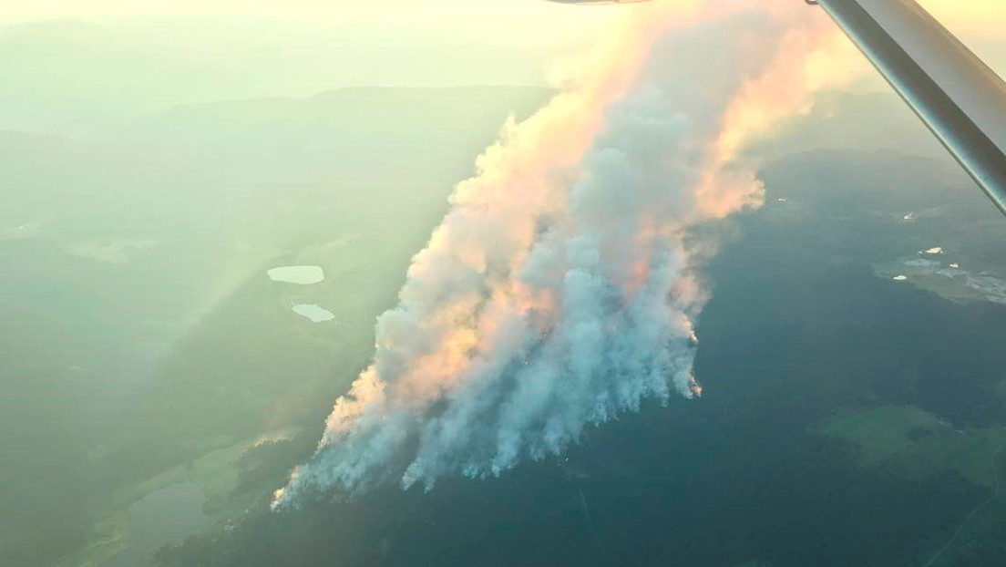 "La localidad entera está en llamas": el fuego destruye el 90 % de un pueblo canadiense en medio de una ola de calor récord de 49,6 °C (VIDEOS)