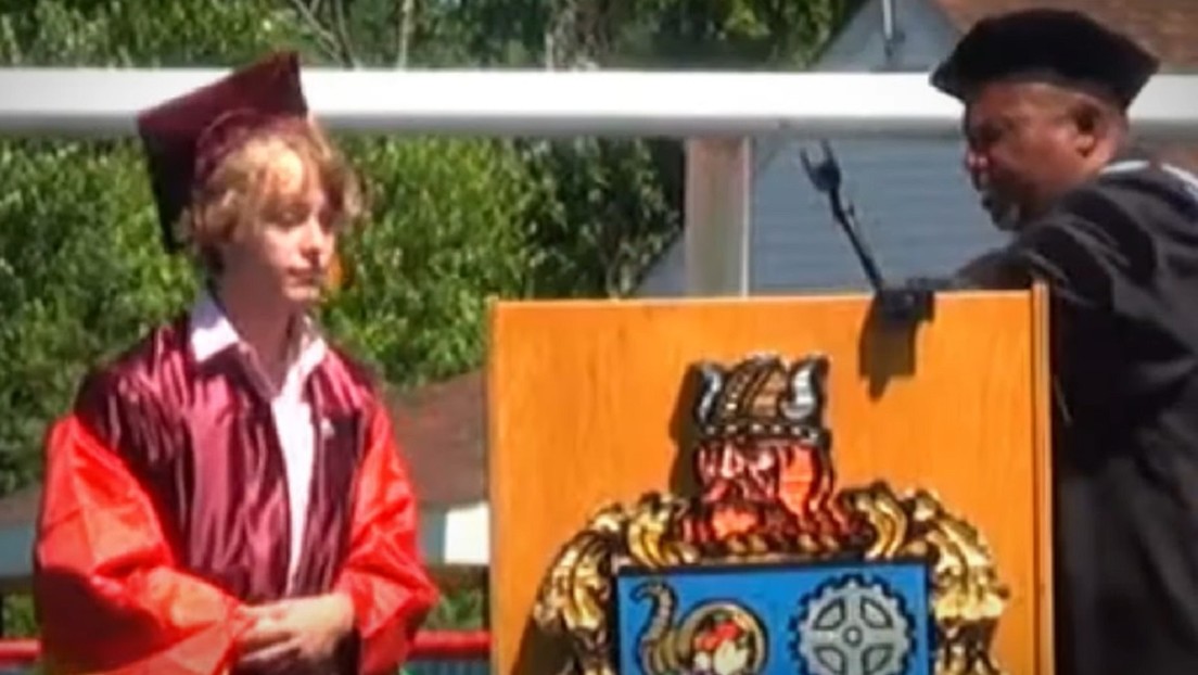 VIDEO: Cortan el micrófono a un estudiante 'queer' durante su discurso de graduación y el público le apoya