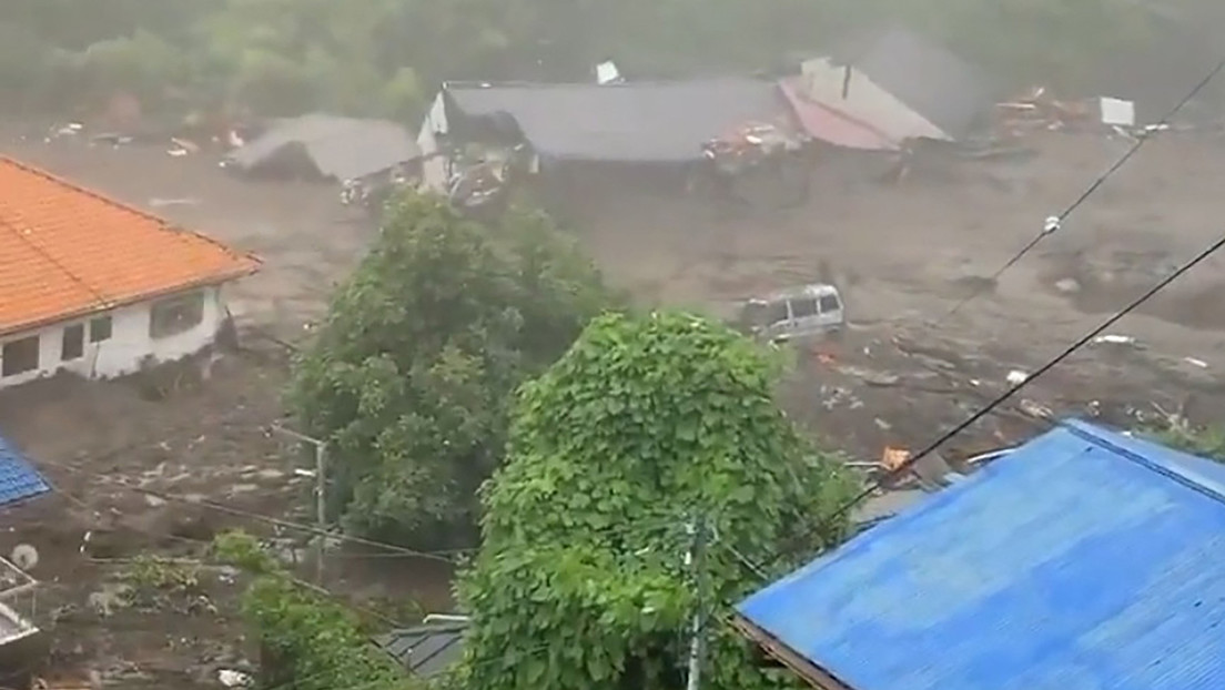 20 desaparecidos y más de 10 casas destruidas tras un gran deslizamiento de tierra en Japón en medio de fuertes lluvias en la zona (VIDEO)