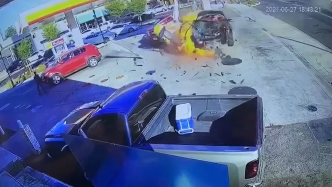VIDEO: Un auto fuera de control choca contra una bomba de gasolina y provoca un incendio en la estación de servicio