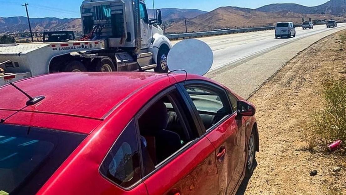 FOTO: Detienen en California un coche con lo que parece ser una antena parabólica de Starlink en el capó