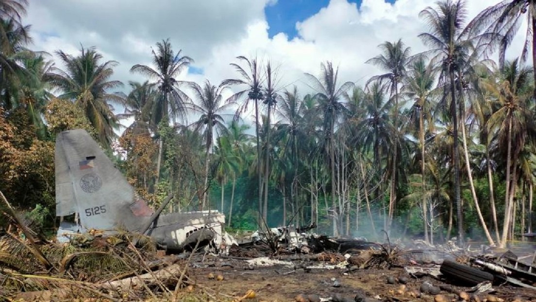 Ascienden a 50 los muertos al estrellarse un avión militar filipino en el accidente aéreo militar más mortífero del país en al menos cuatro décadas
