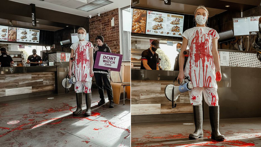 Una activista vegana vestida con ropa manchada de sangre falsa acusa a los clientes de un local de comida rápida de ser "abusadores de animales"