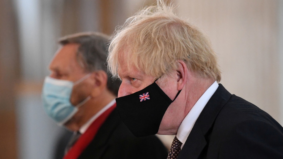 "Debemos resignarnos a más muertes": Boris Johnson anuncia el cese de las restricciones por covid-19 en dos semanas