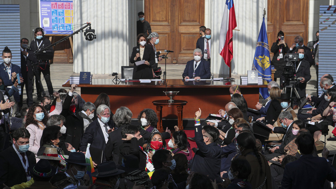 Sin medidas sanitarias y con problemas técnicos: los insólitos errores que retrasan por segundo día la labor de la Convención Constituyente de Chile