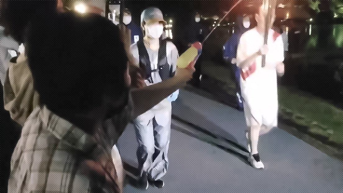 VIDEO: Una mujer intenta apagar la antorcha olímpica con una pistola de agua en Japón y es detenida por la Policía