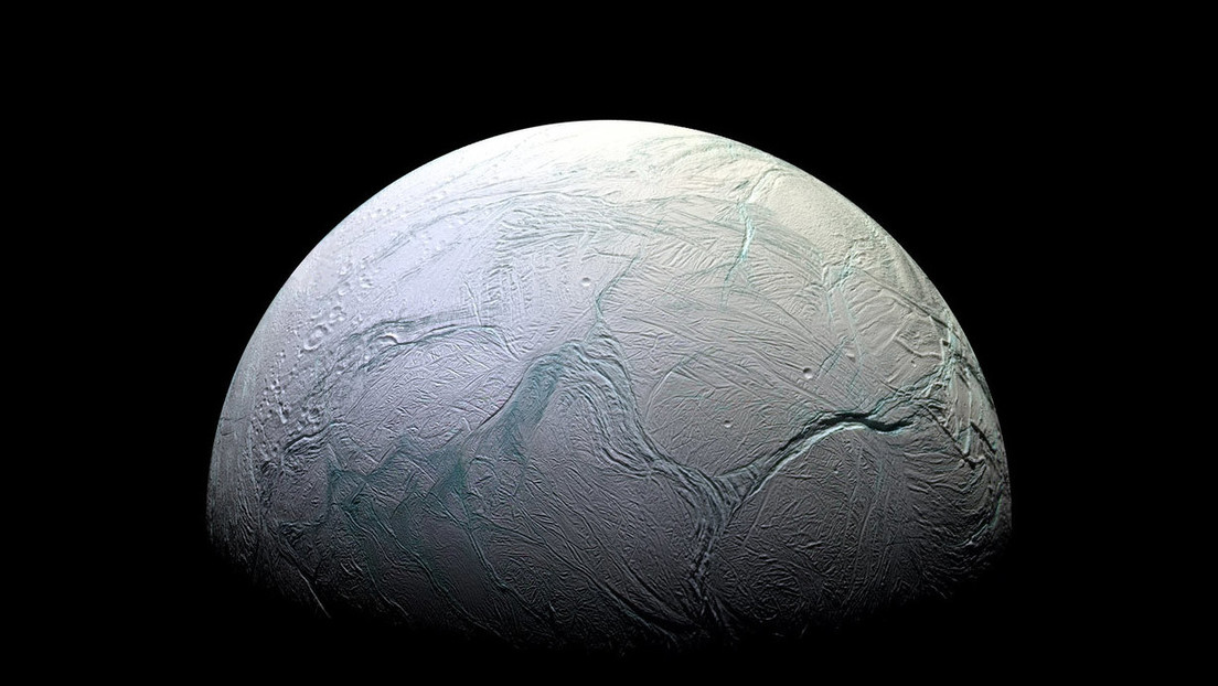 El metano detectado en la luna helada de Saturno podría entrañar signos de vida, según un estudio
