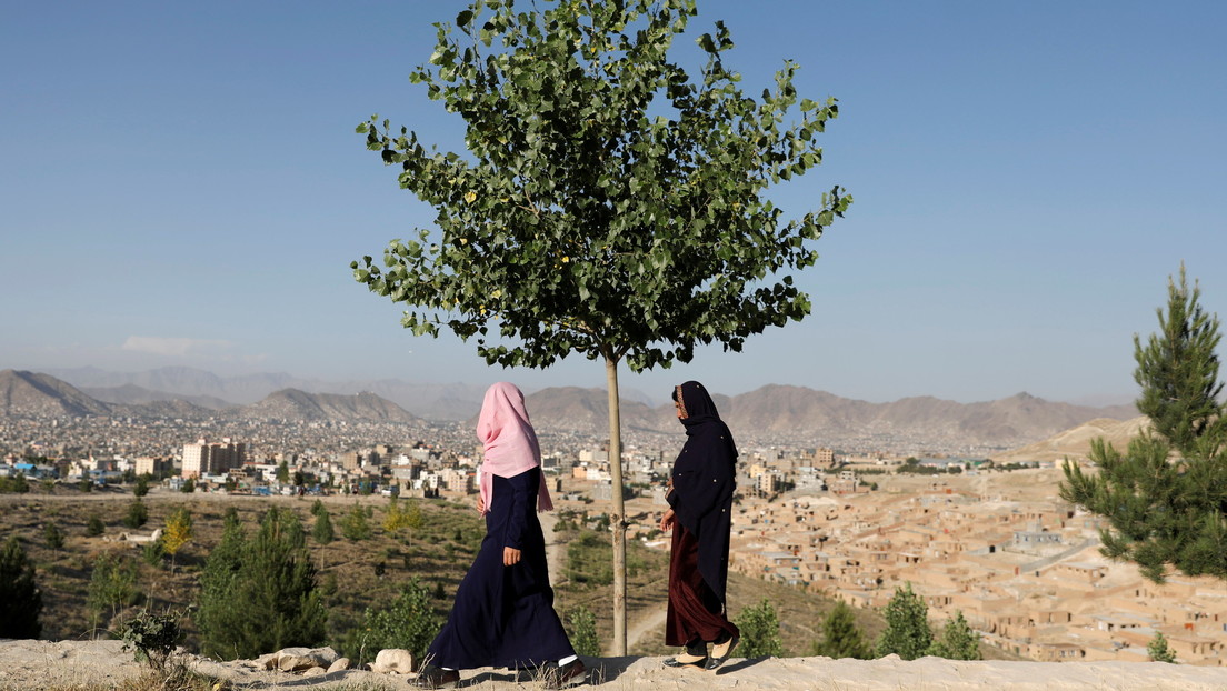 FOTOS: Mujeres armadas salen a las calles de Afganistán para desafiar a los talibanes