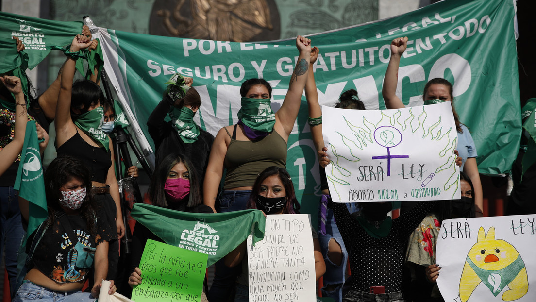 El Supremo de México declara inconstitucional penalizar el aborto por violación y elimina los plazos