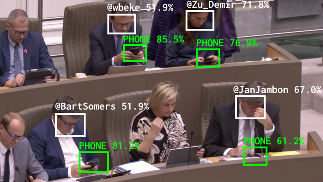 Crean una IA que pone en evidencia a los políticos que se distraen con sus teléfonos durante sesiones parlamentarias