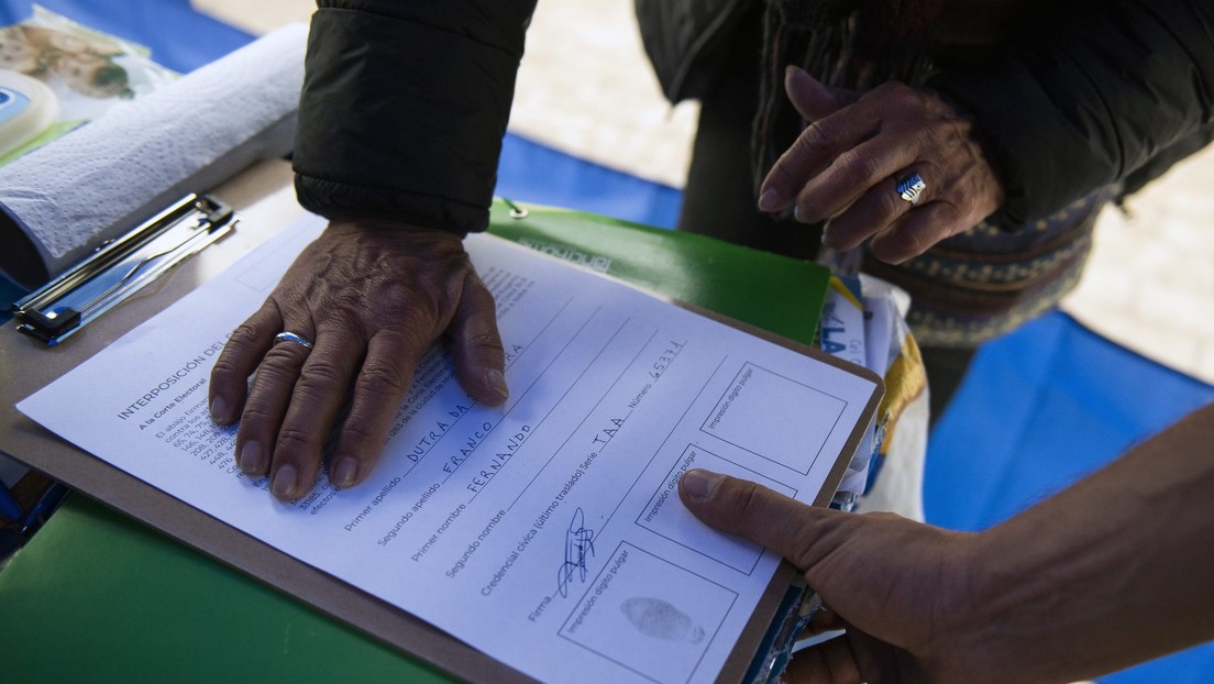 Uruguayos entregan más de 700.000 firmas para pedir un referéndum contra una ley estrella de Lacalle Pou: ¿por qué rechazan la normativa?