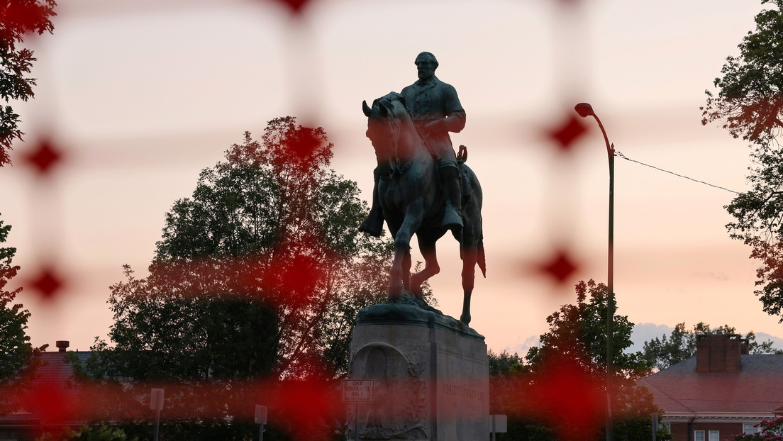 Retiran dos estatuas confederadas de Charlottesville en EE.UU. después de cuatro años de las fuertes protestas