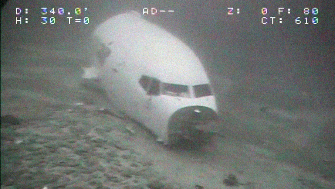 Publican las primeras imágenes submarinas de los restos del Boeing 737 que amarizó de emergencia cerca de Hawái