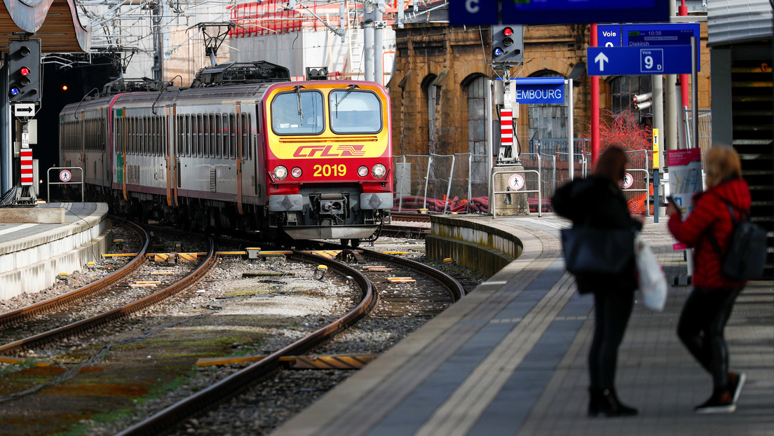 VIDEO: Un tren arrolla un auto en un paso a nivel en Luxemburgo (y la conductora escapa por los pelos)