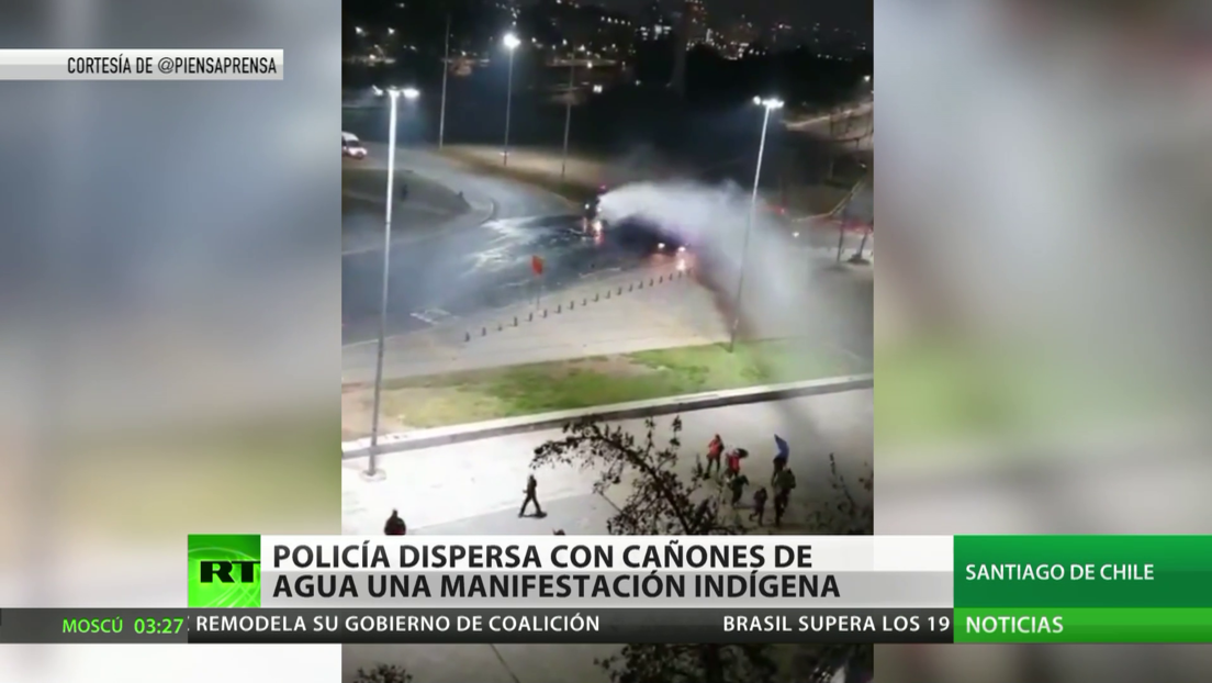 La Policía dispersa con cañones de agua una manifestación indígena en Santiago de Chile