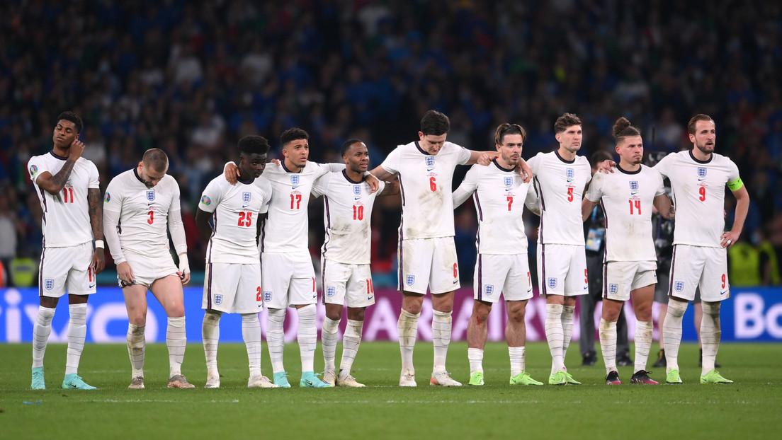 Jugadores ingleses sufren "atroces" abusos racistas tras su derrota ante Italia en la final de la Eurocopa que indignan hasta a la familia real