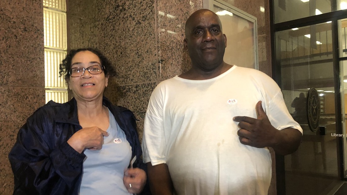 Hombre de Texas que esperó horas para poder votar es acusado de voto ilegal y se enfrenta a 40 años de prisión