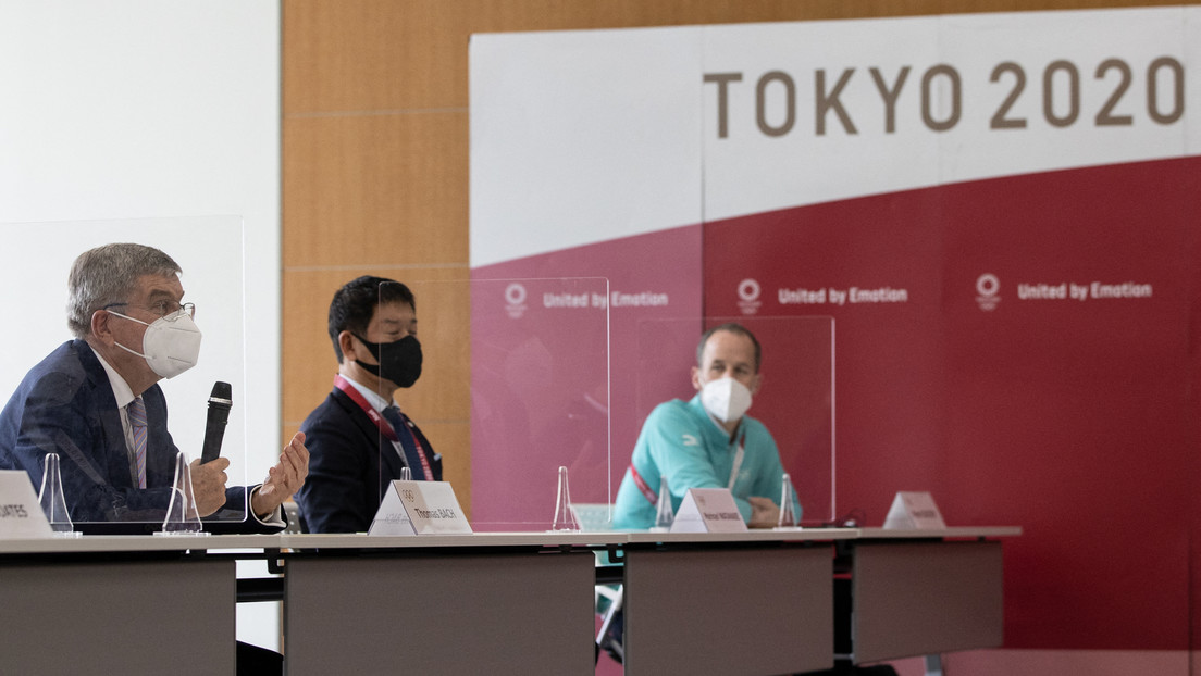 VIDEO: El jefe del Comité Olímpico Internacional confunde a chinos y japoneses durante una rueda de prensa en Tokio
