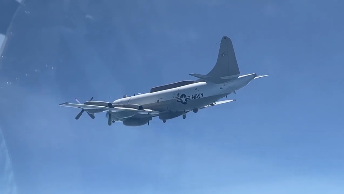 VIDEO: Graban desde un Su-30 ruso a un avión de reconocimiento estadounidense mientras lo escoltan sobre el mar Negro