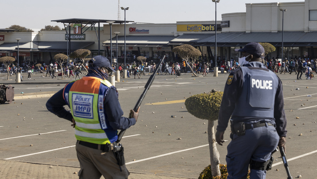 Captan cómo policías dejan escapar a unos saqueadores mientras continúan los disturbios en Sudáfrica (VIDEOS)