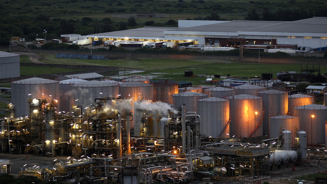 La refinería más grande de Sudáfrica suspende sus actividades por los violentos disturbios en el país que ya dejaron más de 70 muertos