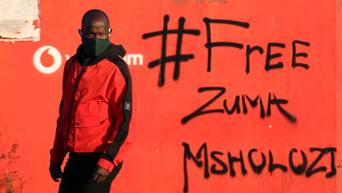 Hijo del expresidente encarcelado de Sudáfrica pide a los saqueadores que protesten "con cuidado y de manera responsable"