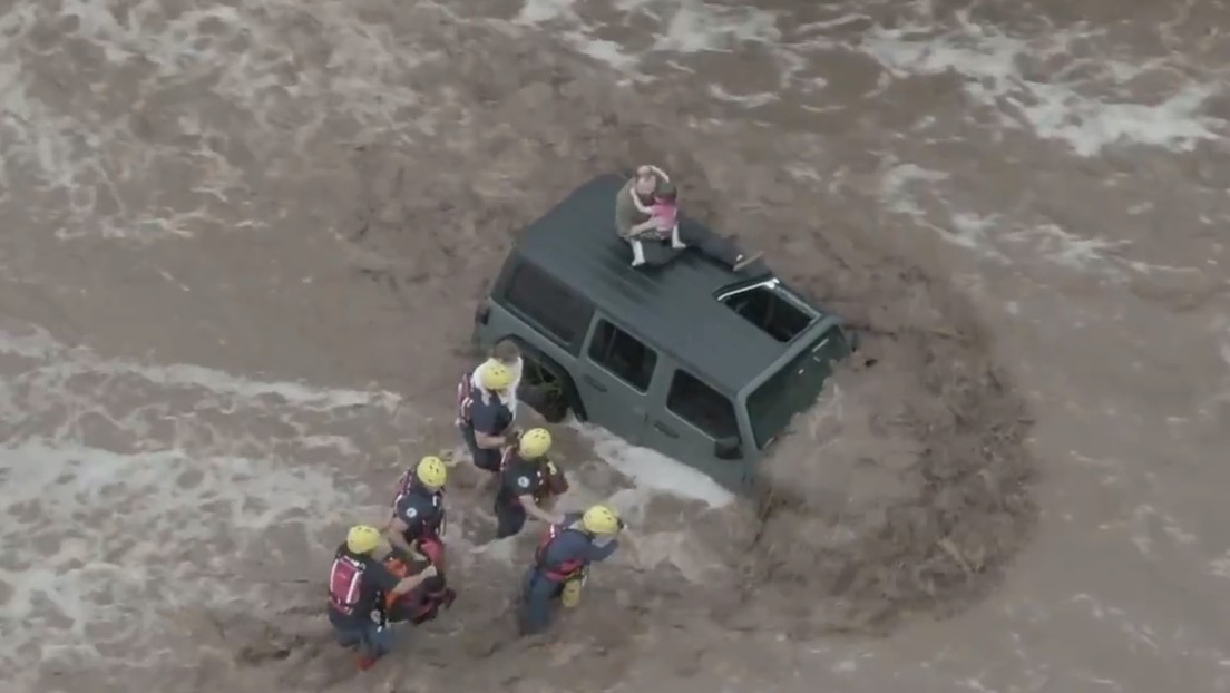 VIDEO: Así fue el impactante rescate de un padre y sus dos hijas, atrapados por fuertes inundaciones en EE.UU.