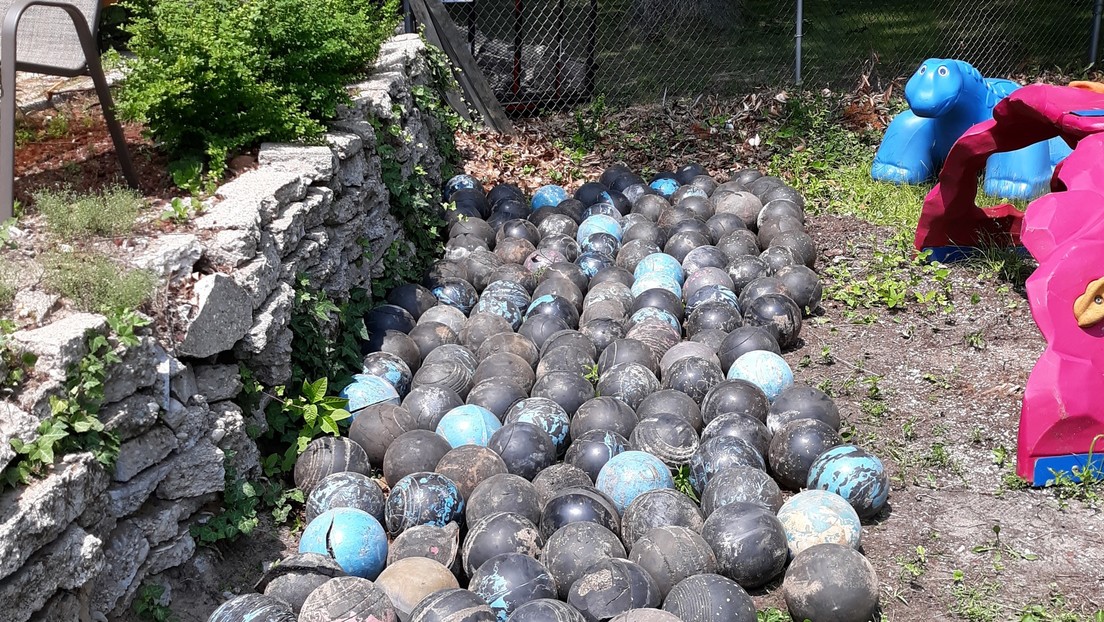 FOTOS: El desconcertante hallazgo de un hombre que desenterró 160 bolas de boliche de debajo de su casa