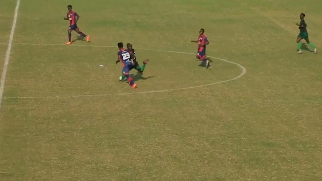 VIDEO: Un futbolista ghanés marca un golazo con un disparo desde su propio campo