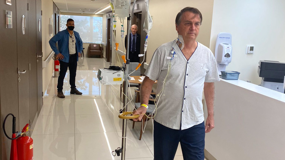 "En breve, de vuelta al campo": Bolsonaro publica una foto caminando por el hospital al que ingresó por una obstrucción intestinal