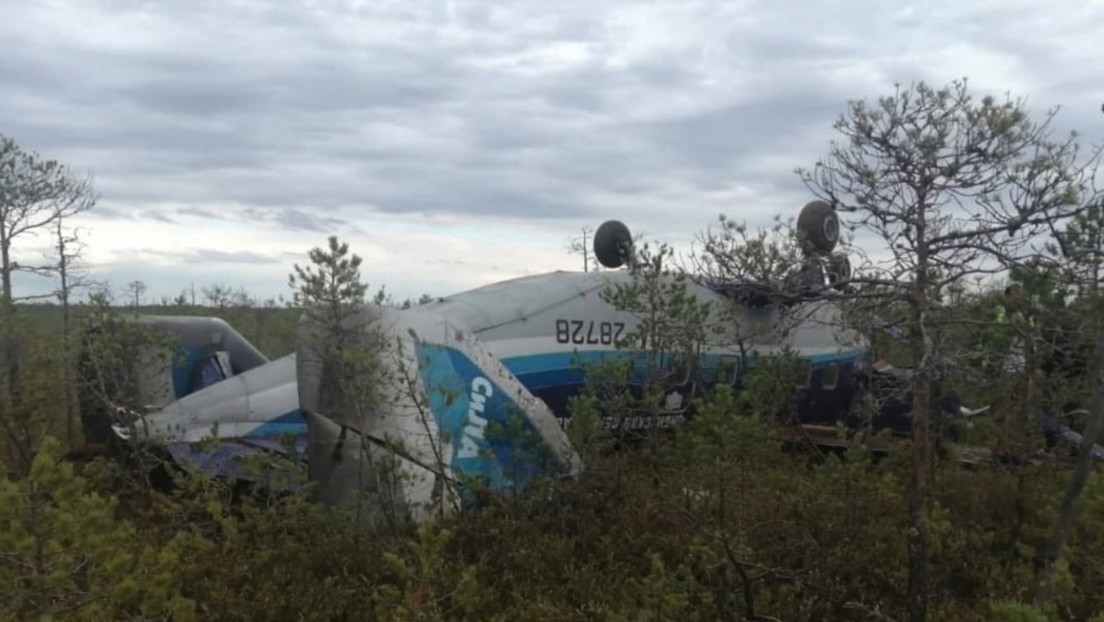 Encuentran con pasajeros vivos el avión desaparecido en Siberia
