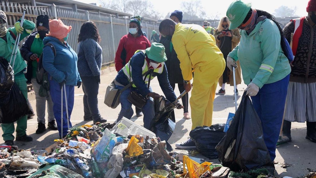VIDEO: El primer ministro de una provincia de Sudáfrica limpia las calles tras los disturbios