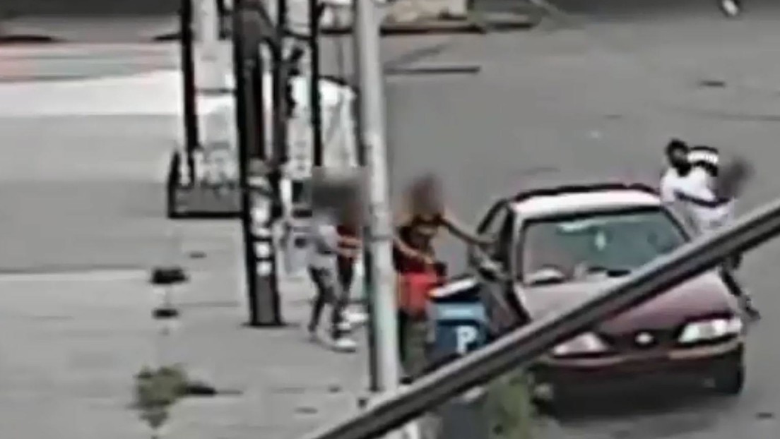 VIDEO: Intenta secuestrar a un niño de 5 años en plena calle, pero su madre lo evita sacándolo por una ventana del coche del atacante