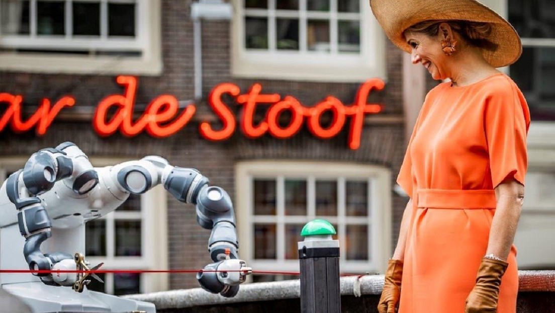 La reina Máxima de Países Bajos inaugura el primer puente de acero impreso en 3D del mundo con ayuda de un robot